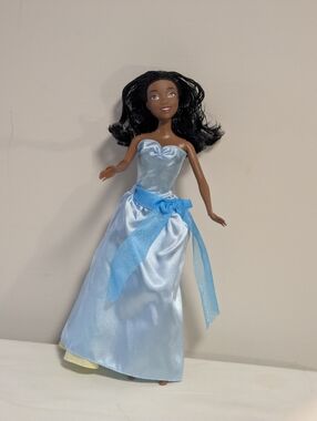 Disney Fashion Doll With Interchangeable Blue Or Green Dress. Dark Complexion.